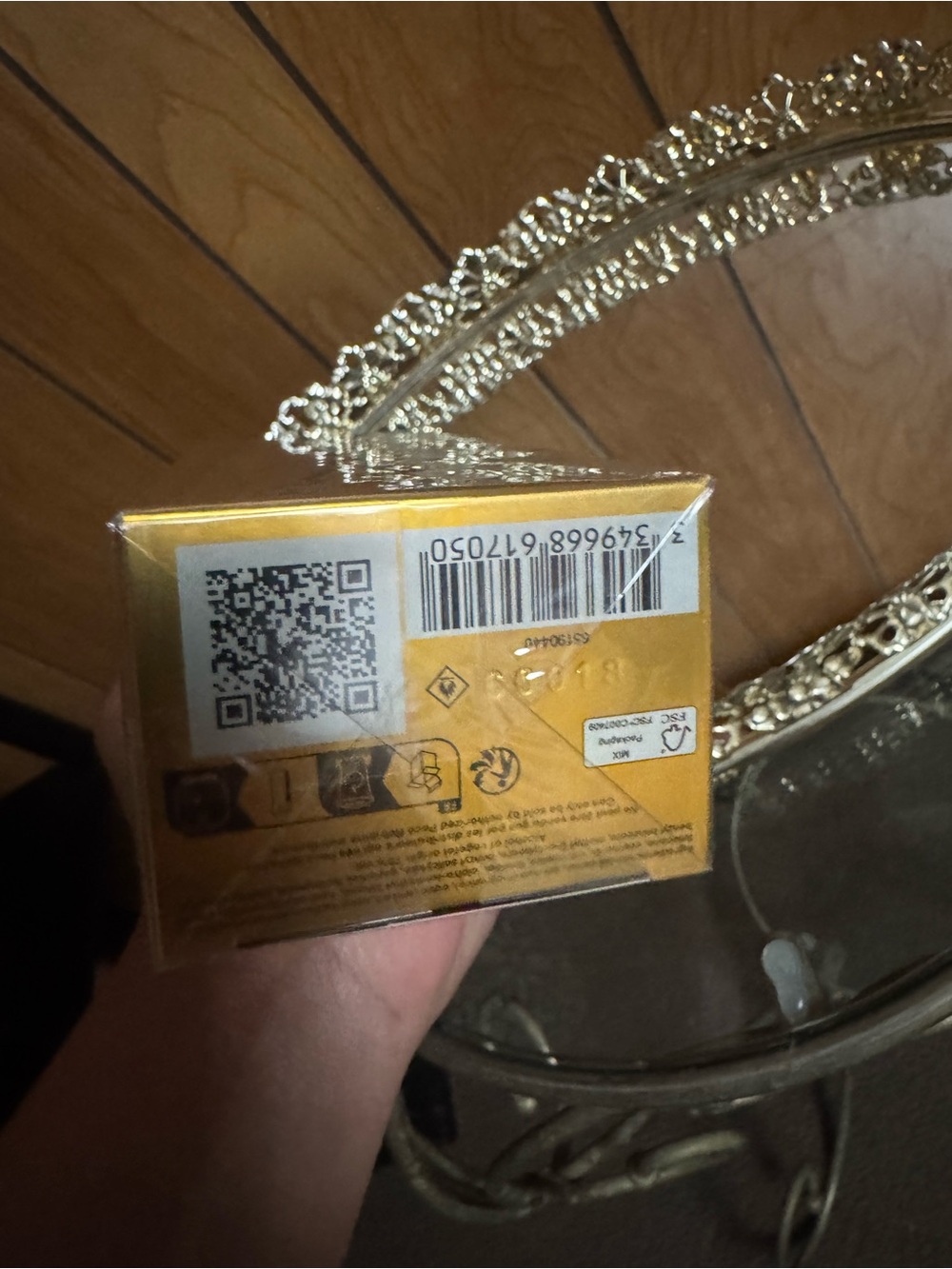 Paco Rabanne Gold Box with Red Crest - Picture 2 of 2